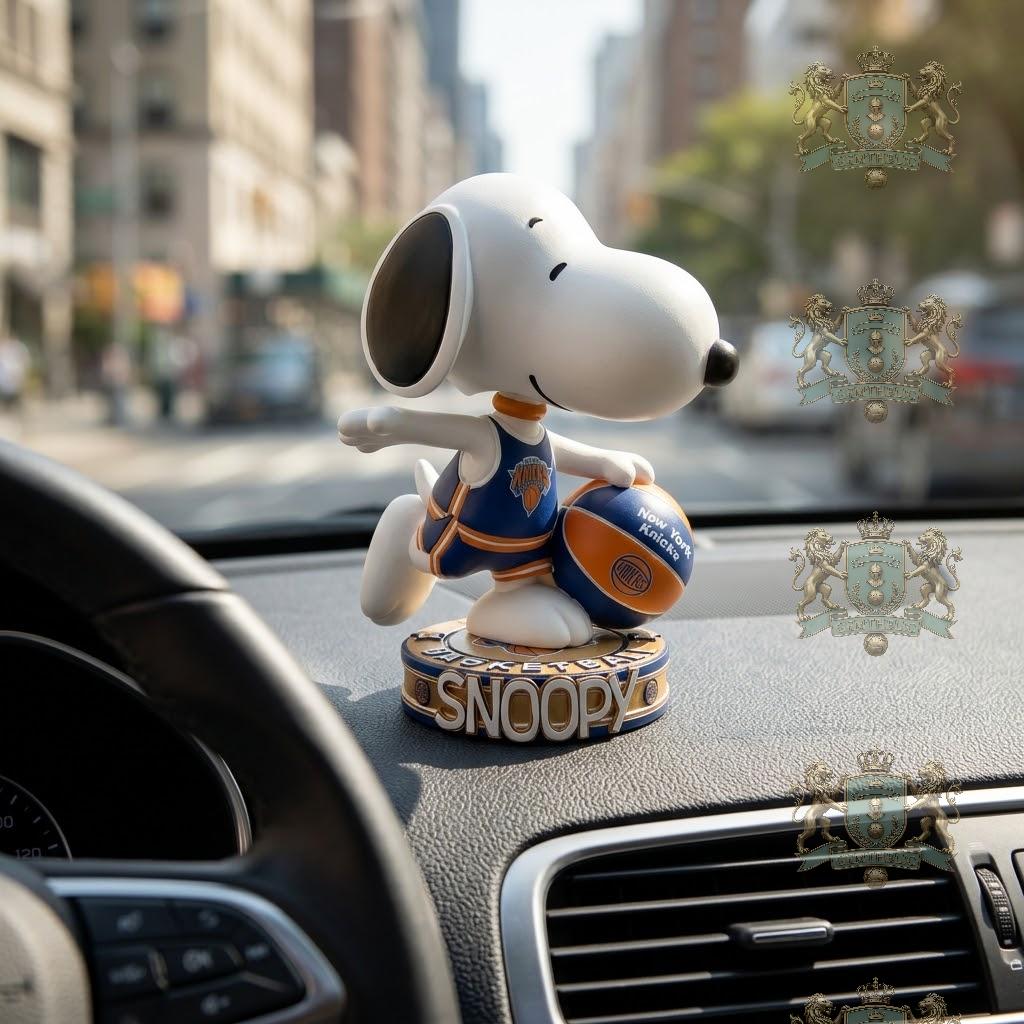 New York Knicks Snoopy Basketball Player Figurine - Detail View
