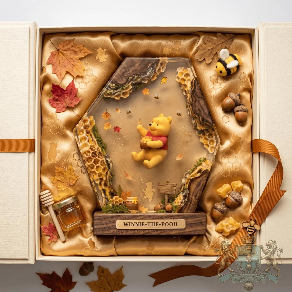 Winnie-the-Pooh Honeycomb Forest Scene Resin Diorama Lamp - Detail View